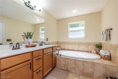 9011 Moss Pointe Circle Olmsted Twp OH 44138