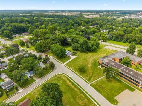 805 Fair Oaks Avenue SW North Canton OH 44720