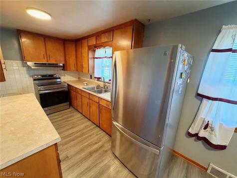 4284 Swallen Avenue Louisville OH 44641
