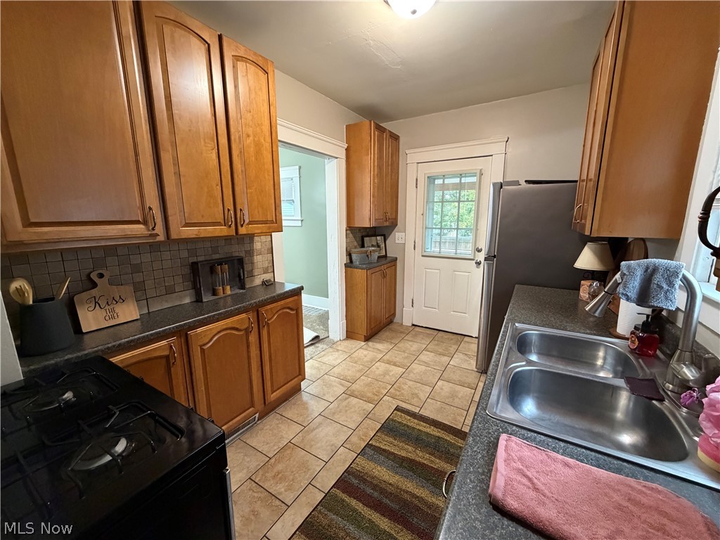 1541 Bonnie Brae Avenue NE Warren OH 44483