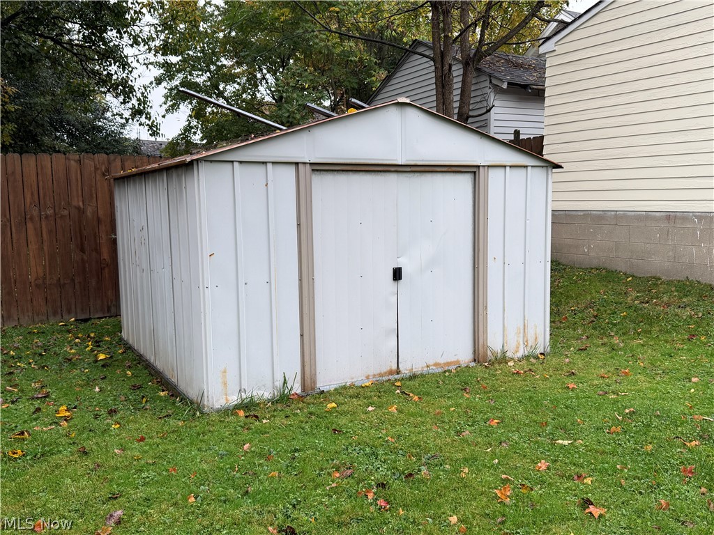 1541 Bonnie Brae Avenue NE Warren OH 44483