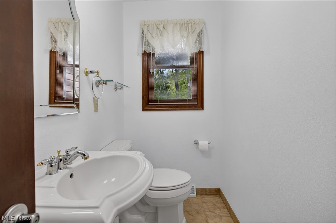 1097 Center Street E Warren OH 44481