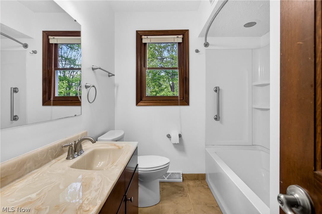 1097 Center Street E Warren OH 44481