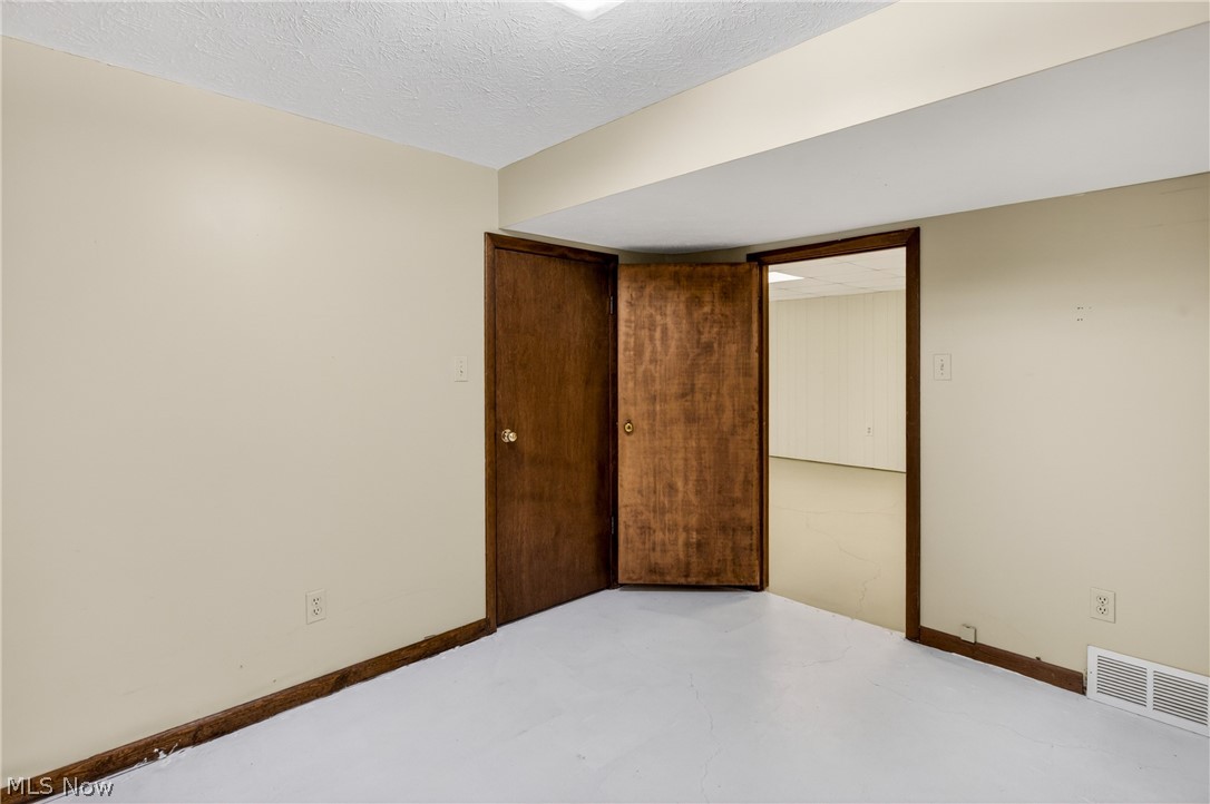 1097 Center Street E Warren OH 44481