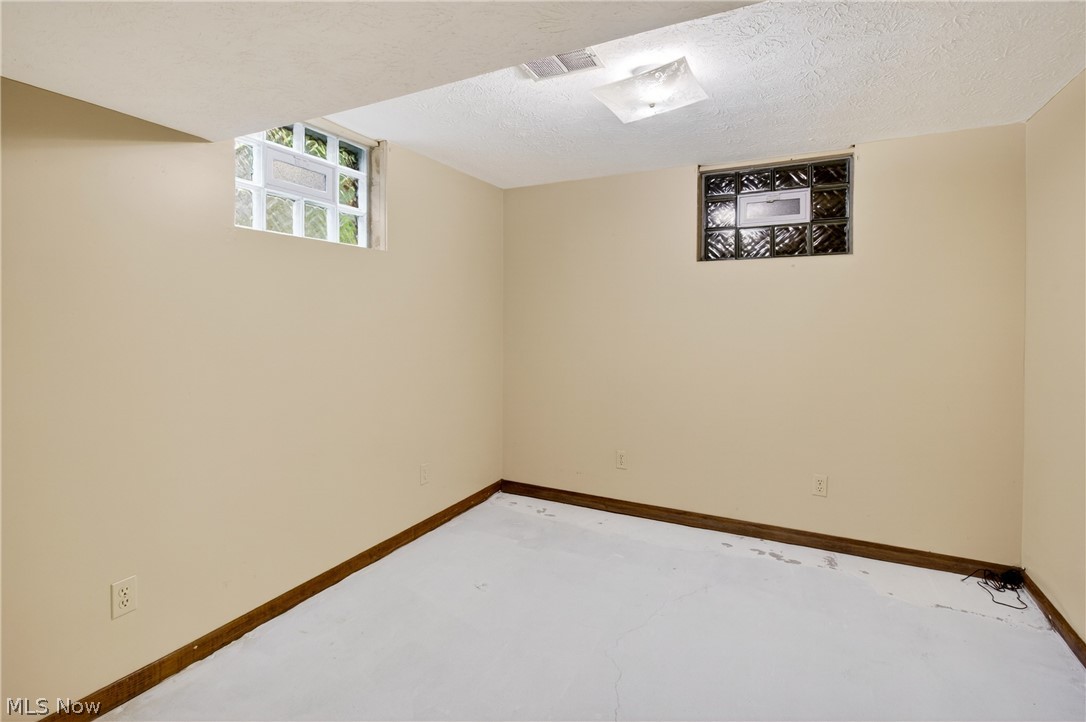 1097 Center Street E Warren OH 44481