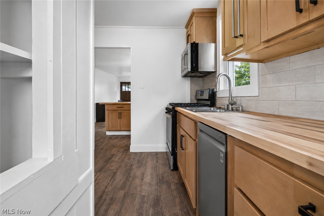 426 Queisner Avenue Lowellville OH 44436