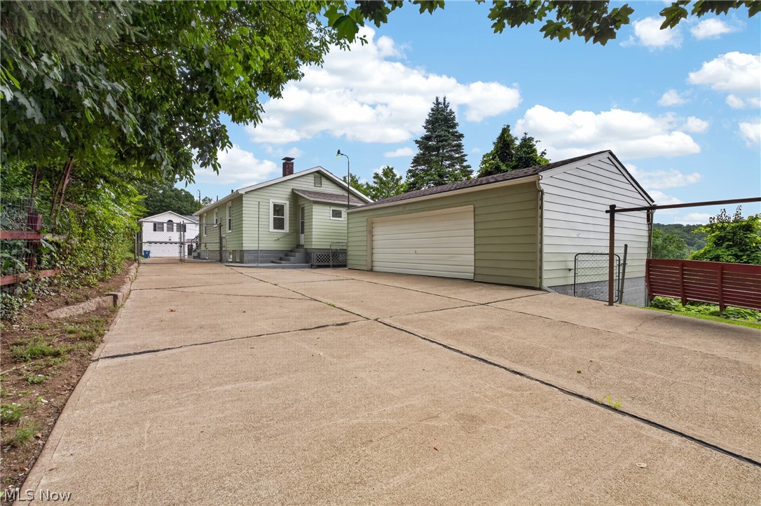 426 Queisner Avenue Lowellville OH 44436
