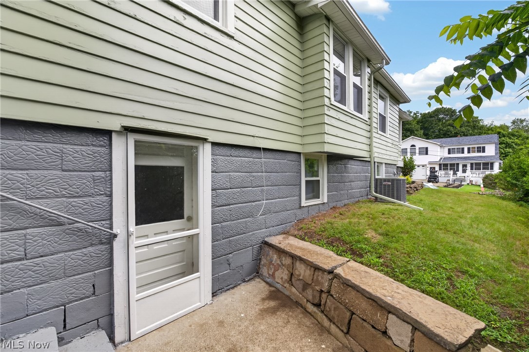 426 Queisner Avenue Lowellville OH 44436