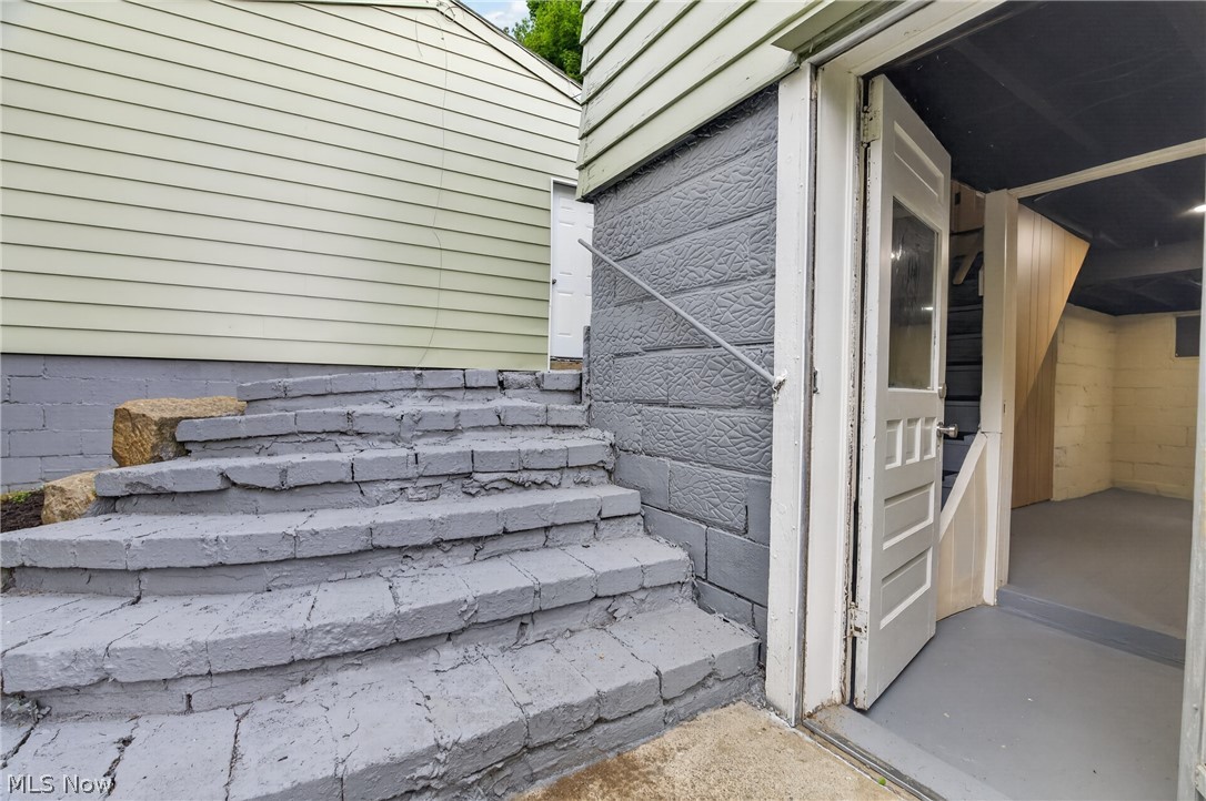 426 Queisner Avenue Lowellville OH 44436