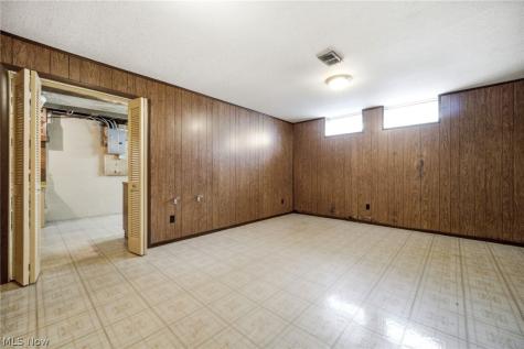 2475 Robinhood Drive Parma OH 44134