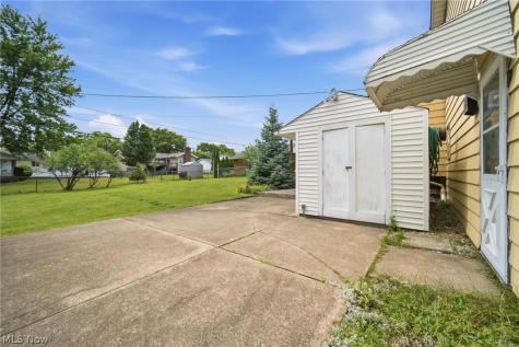 2475 Robinhood Drive Parma OH 44134