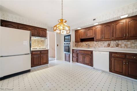 2475 Robinhood Drive Parma OH 44134