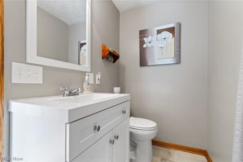 29 W Mohawk Drive Malvern OH 44644