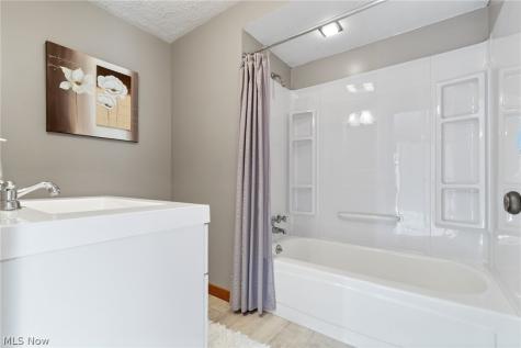 29 W Mohawk Drive Malvern OH 44644
