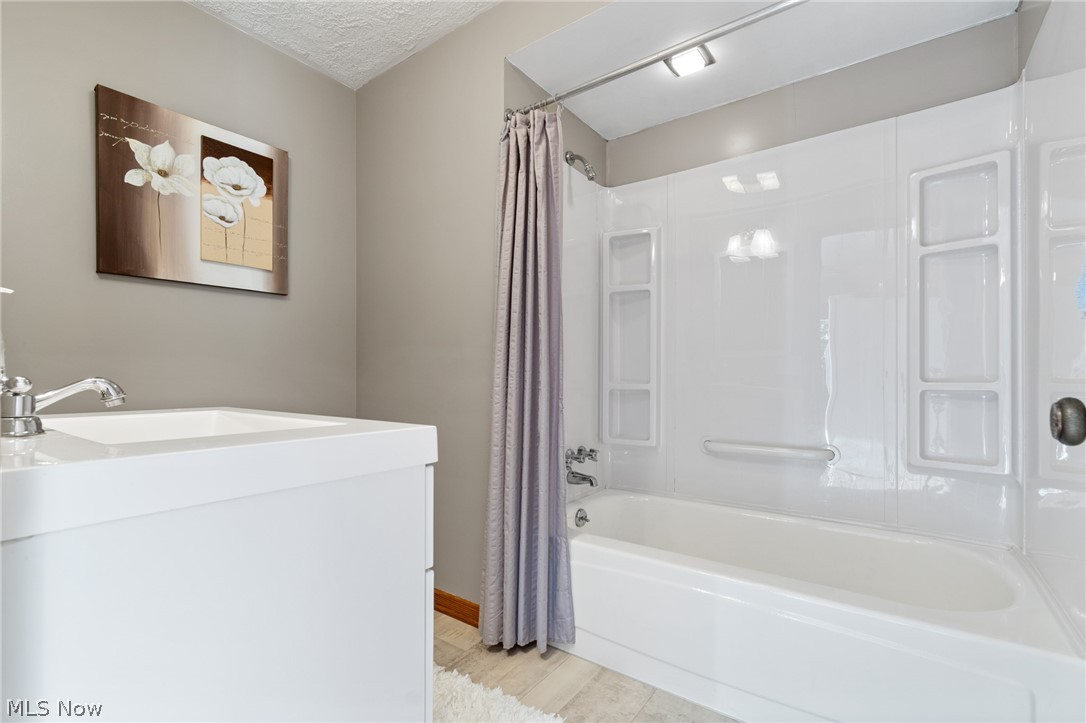 29 W Mohawk Drive Malvern OH 44644