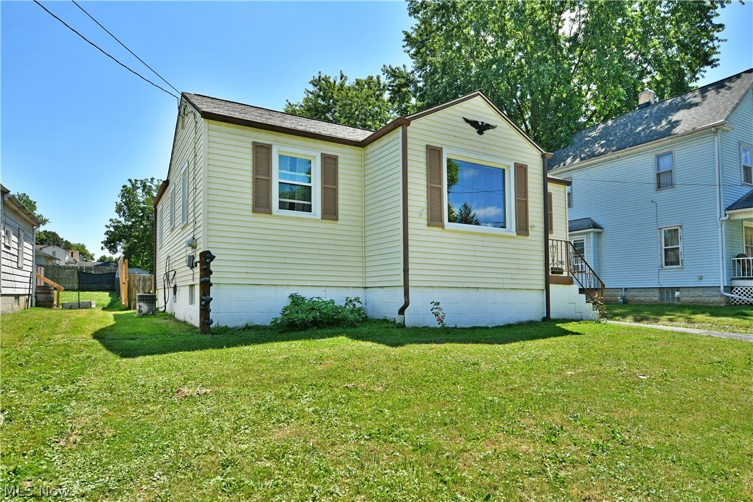 202 Elm Street Struthers OH 44471