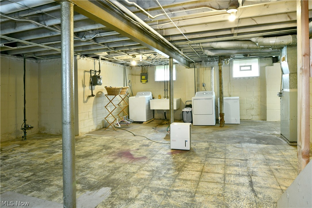 202 Elm Street Struthers OH 44471