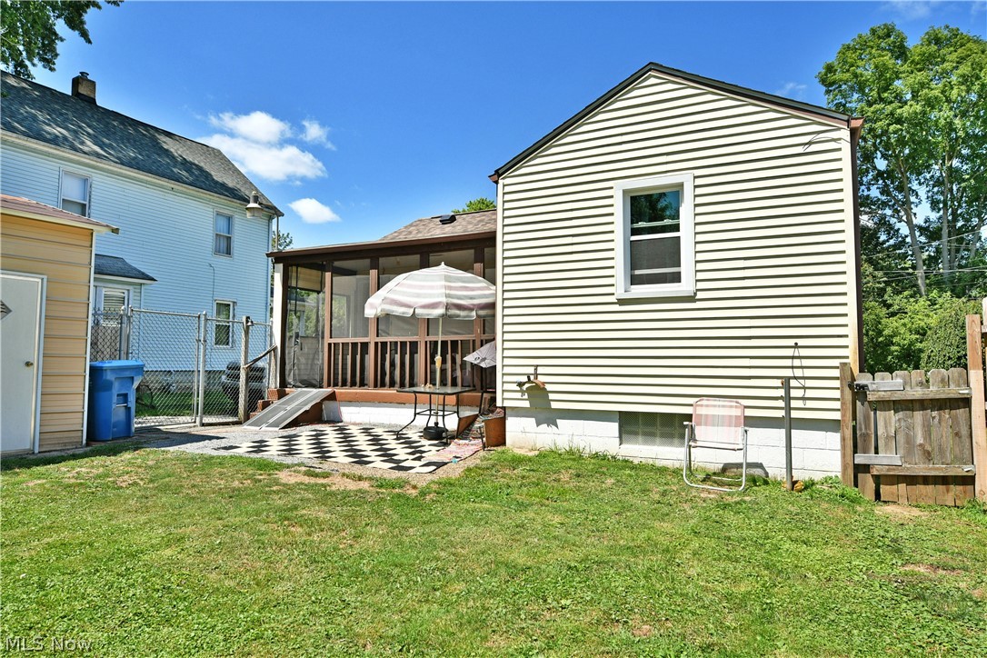 202 Elm Street Struthers OH 44471