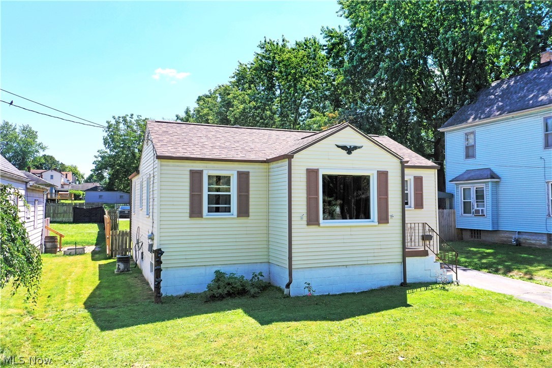202 Elm Street Struthers OH 44471