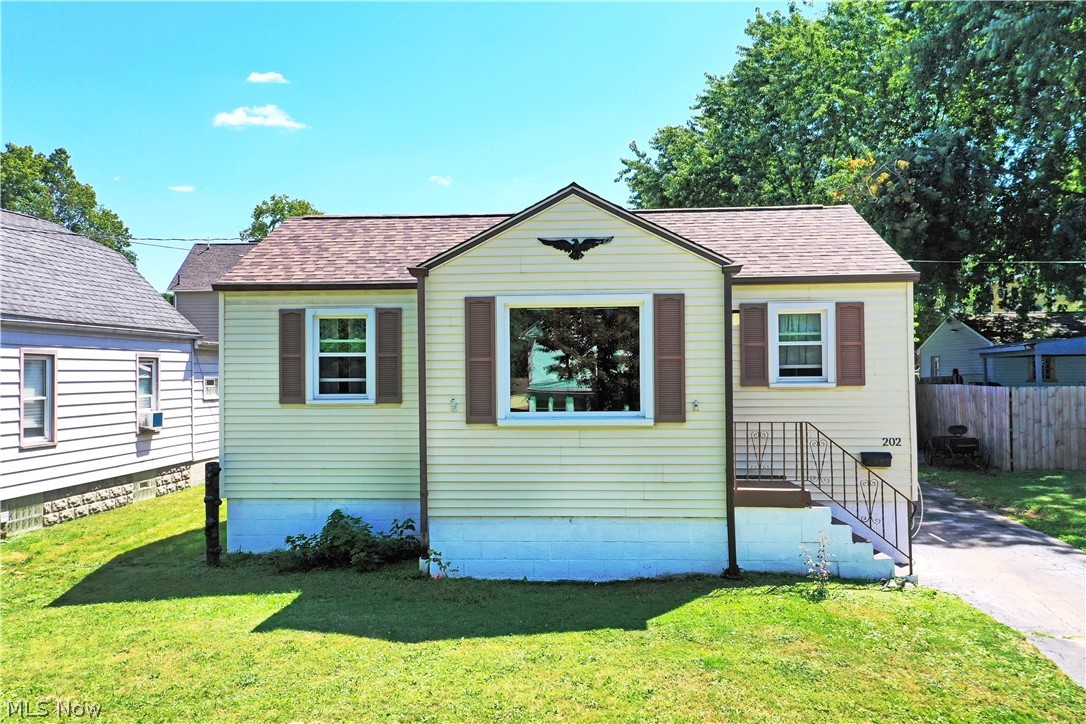 202 Elm Street Struthers OH 44471