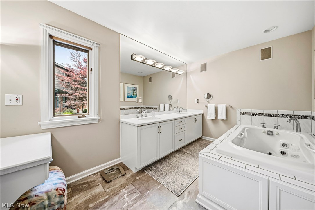 428 Locklie Drive Highland Heights OH 44143