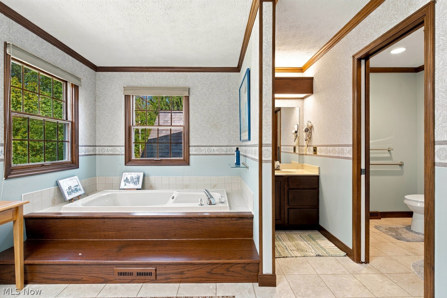 492 E Pioneer Trail Aurora OH 44202