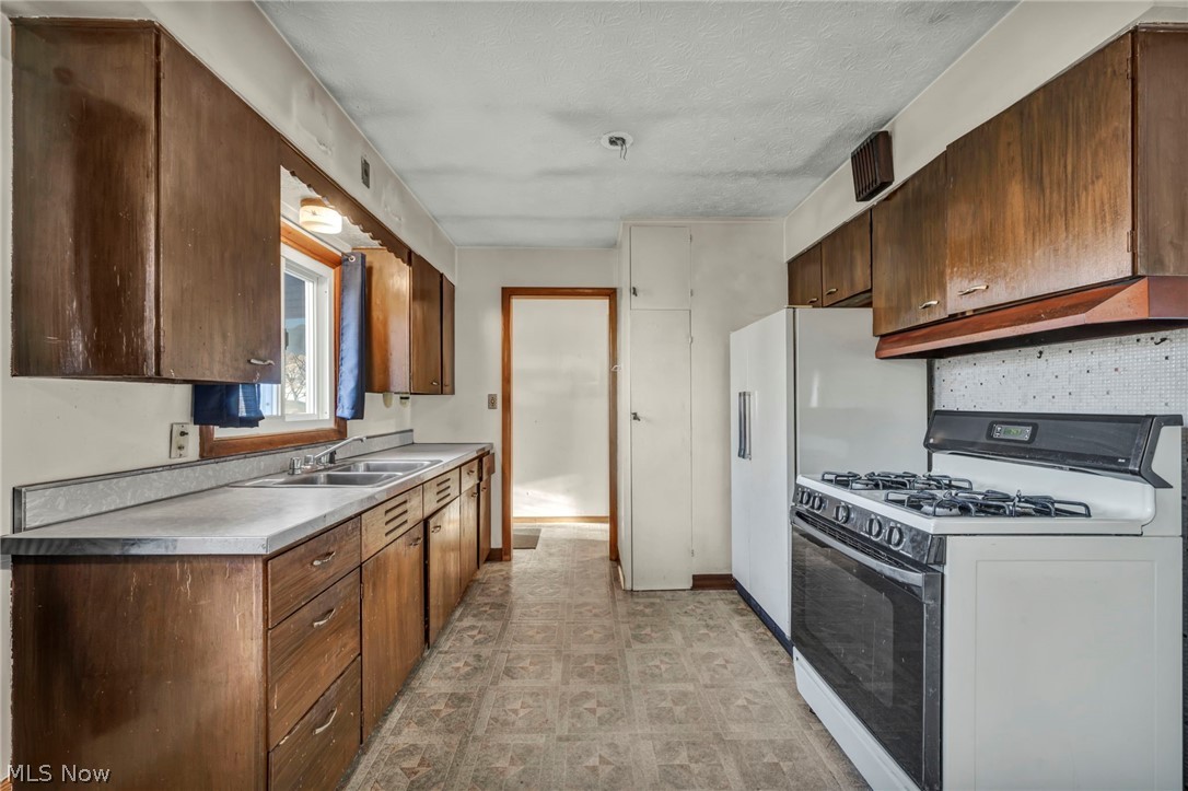 5873 Doxmere Drive Parma Heights OH 44130