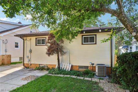 1657 Woodhurst Avenue Mayfield Heights OH 44124