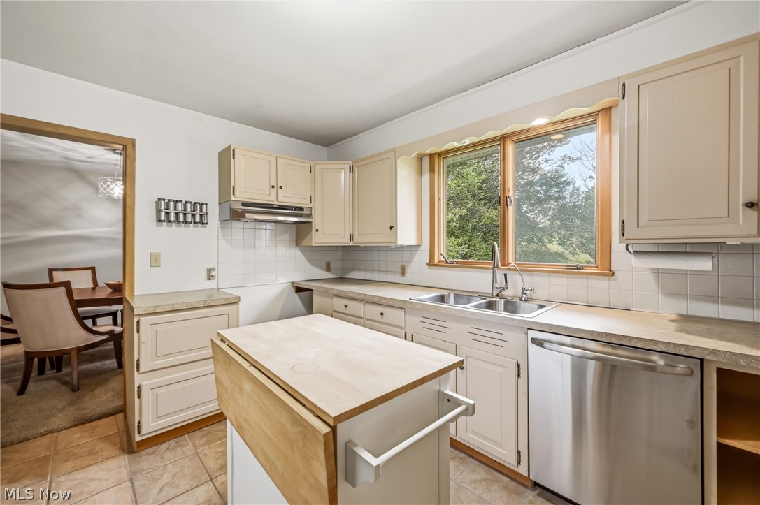 7085 Sunnydell Drive Brookfield OH 44403