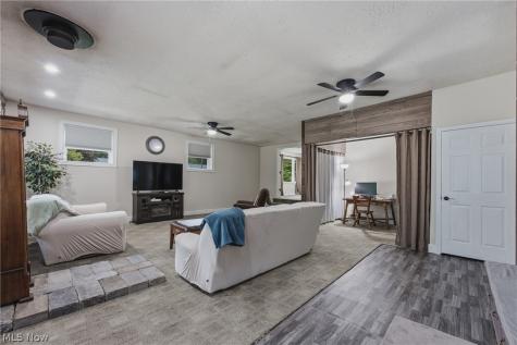 6084 Peach Street Louisville OH 44641