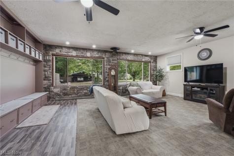 6084 Peach Street Louisville OH 44641
