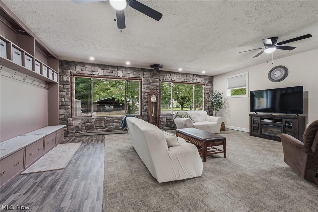 6084 Peach Street Louisville OH 44641
