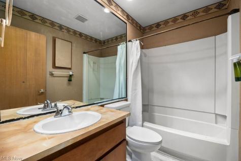 32633 Woodridge Court North Ridgeville OH 44039