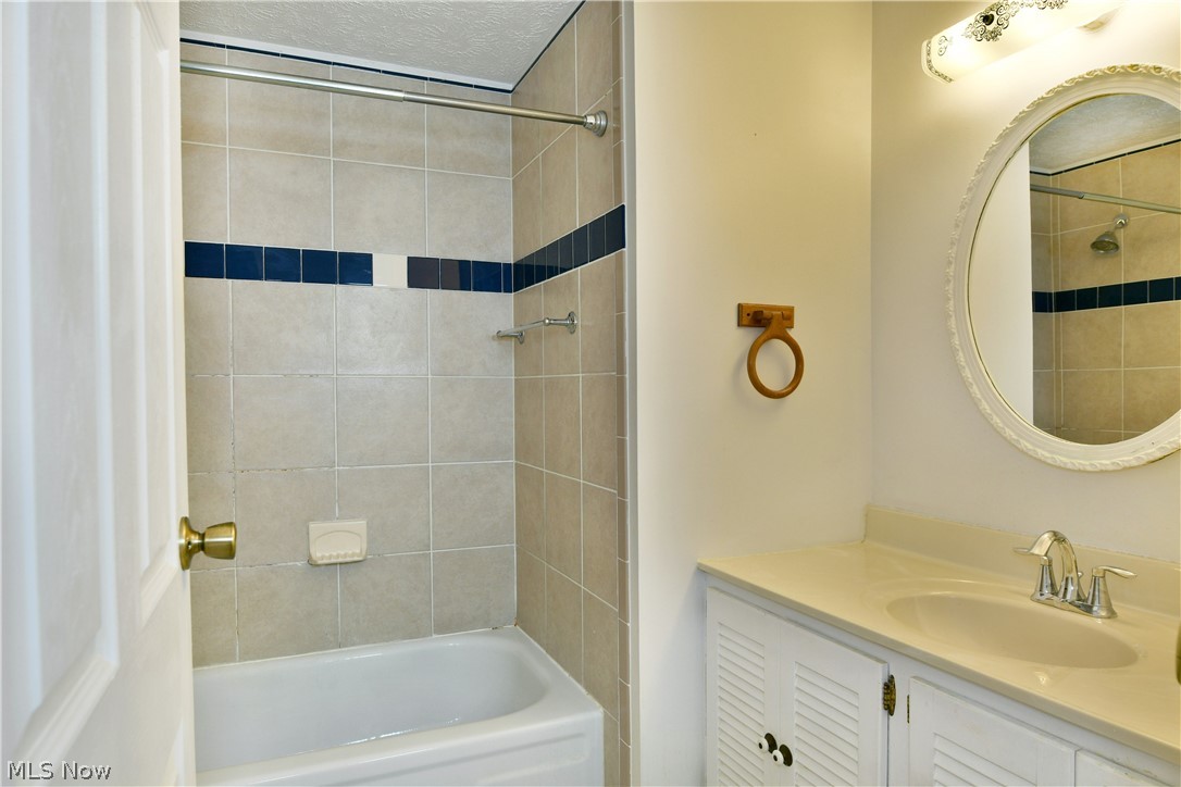 7706 Raglan Drive NE Warren OH 44484