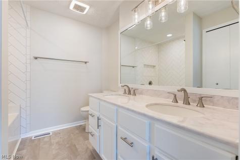 2165 Stonehenge Circle Akron OH 44319