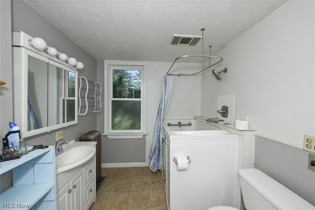 8212 White Road Burbank OH 44214