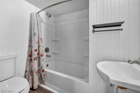 15593 Franchester Road Burbank OH 44214