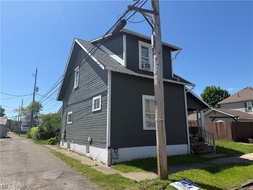 128 W 8th Street Uhrichsville OH 44683
