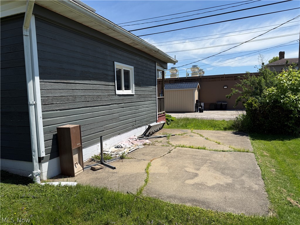 128 W 8th Street Uhrichsville OH 44683