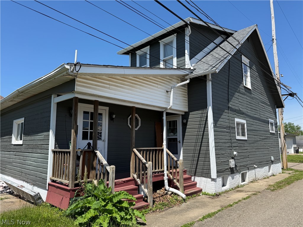 128 W 8th Street Uhrichsville OH 44683