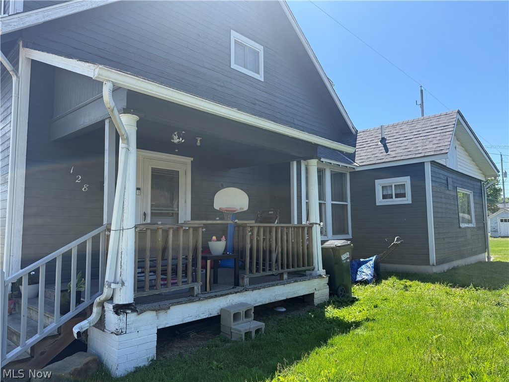 128 W 8th Street Uhrichsville OH 44683