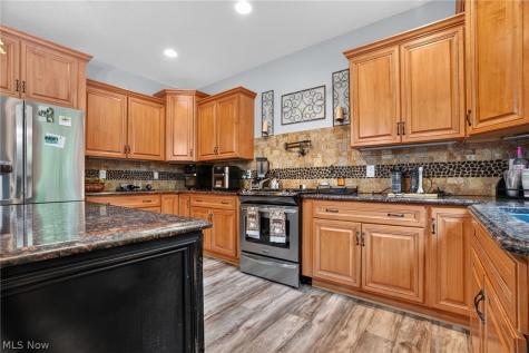 9609 Cliffview Street NW Clinton OH 44216