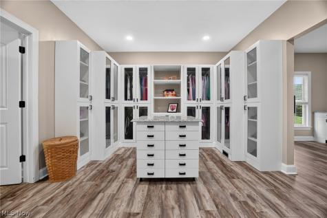 9609 Cliffview Street NW Clinton OH 44216