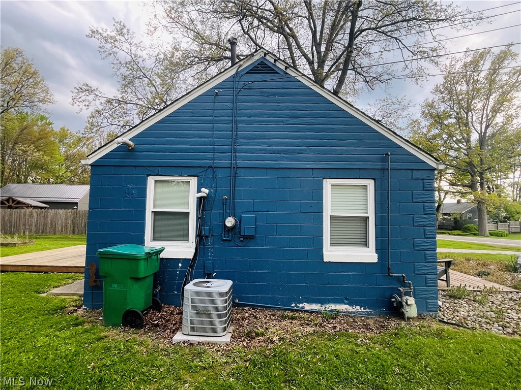 4448 Lake Drive N Geneva OH 44041