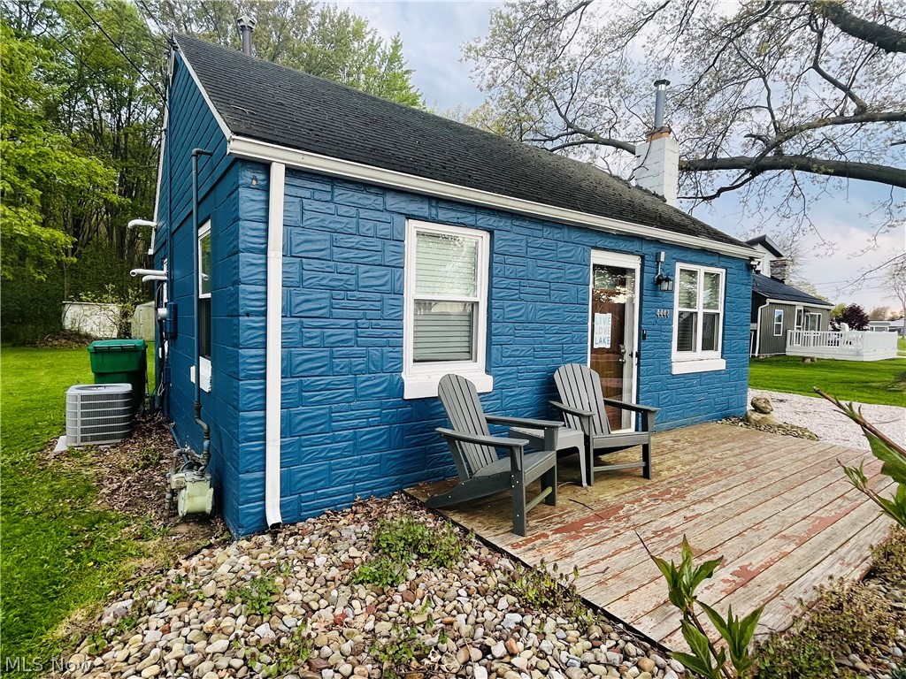 4448 Lake Drive N Geneva OH 44041