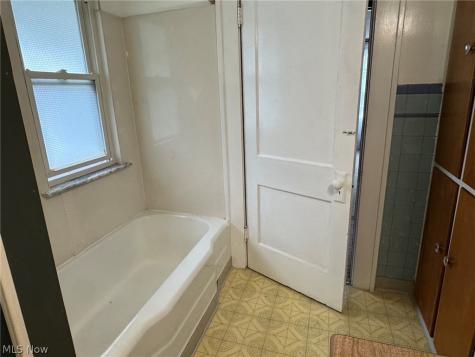582 Robinette Court Akron OH 44310