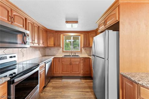 160 W Mohawk Drive Malvern OH 44644
