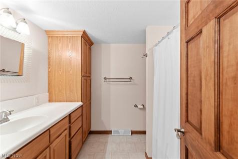 160 W Mohawk Drive Malvern OH 44644