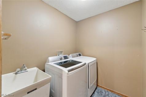 10917 Mogadore Avenue NW Uniontown OH 44685