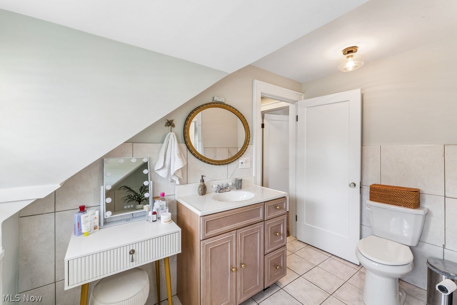 17009 Bradgate Avenue Cleveland OH 44111